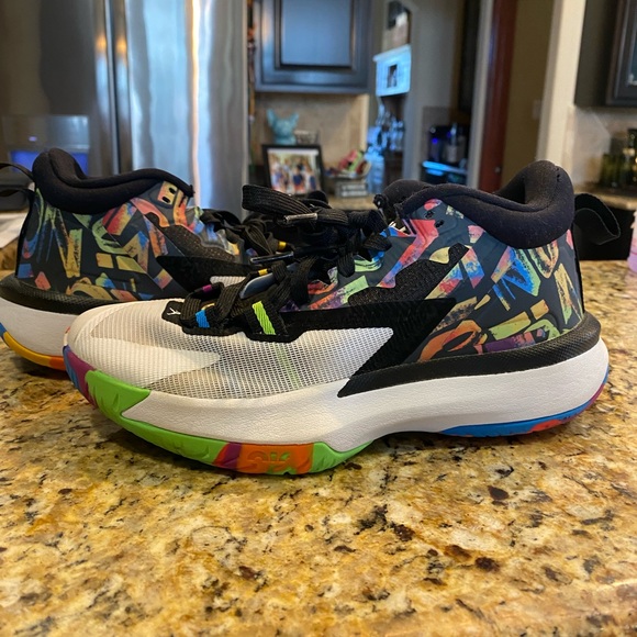 Jordan Zion 1 Youth (PF Noah) Basketball Shoes. - Picture 2 of 5